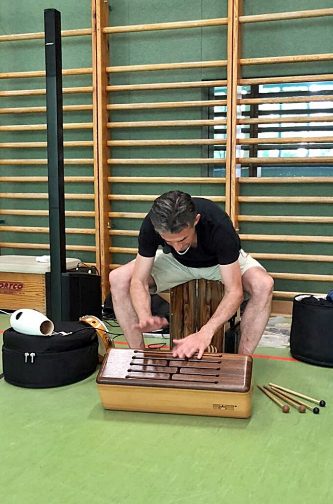 Rhythmus mit Cajon AhornSchule in BerlinFriedrichshagen