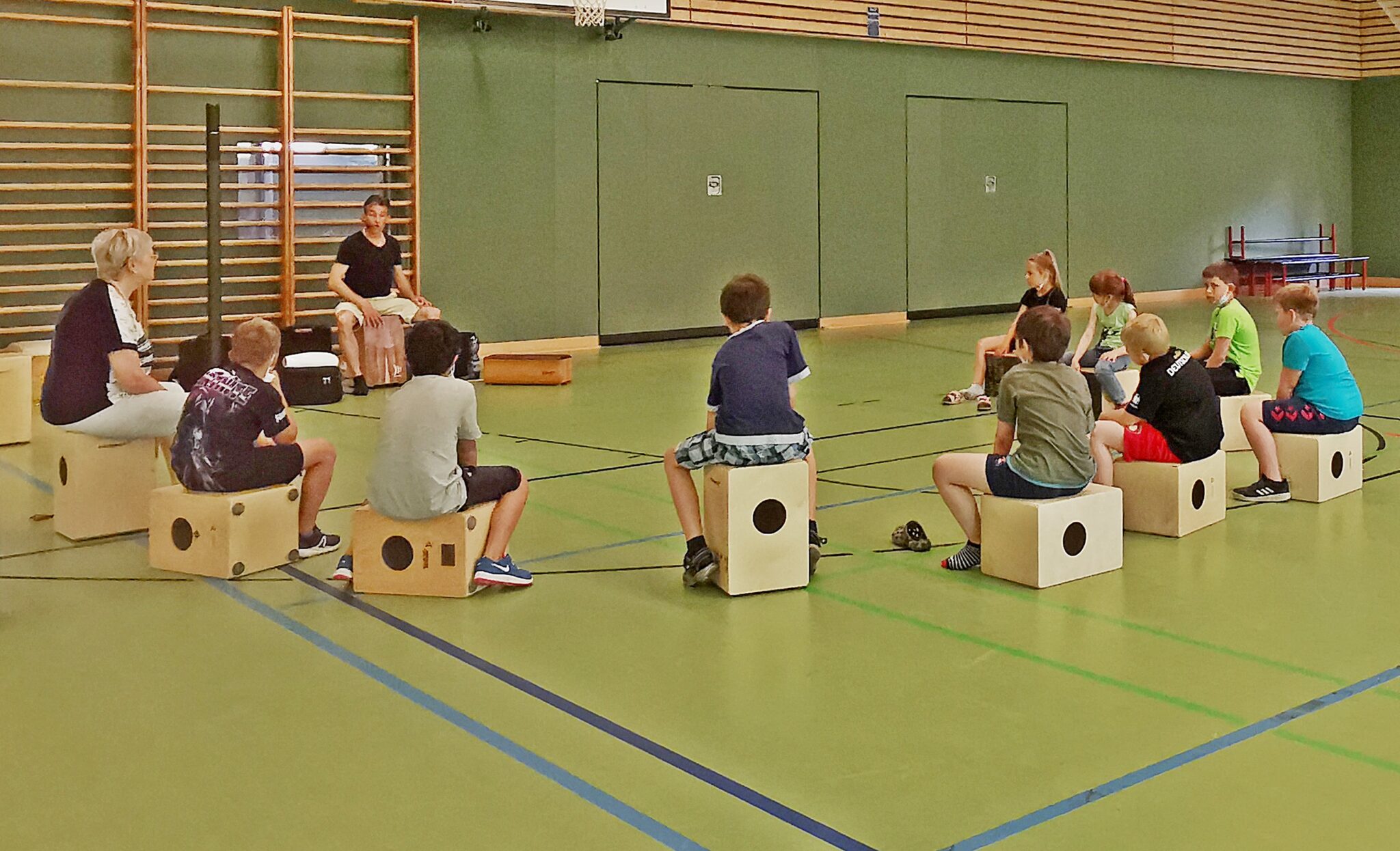 Rhythmus mit Cajon AhornSchule in BerlinFriedrichshagen