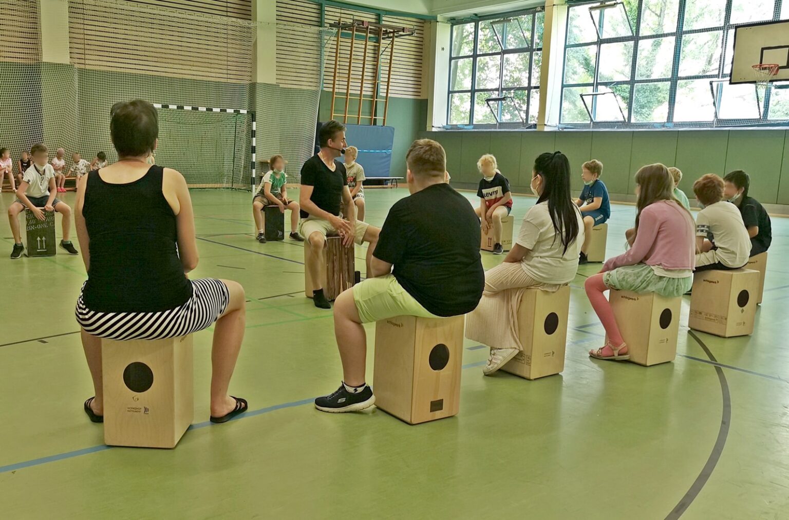 Rhythmus mit Cajon AhornSchule in BerlinFriedrichshagen